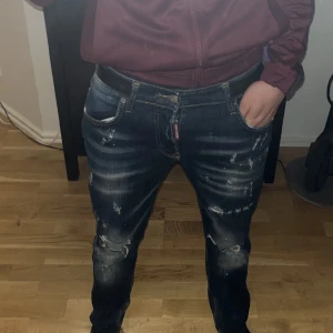 Dsquared jeans - Säljer ett par dsquared jeans i topp skick. Fräscha och stilrena för exklusiva outfits och utgångar. Storleken är 42 vilket motsvarar xs 