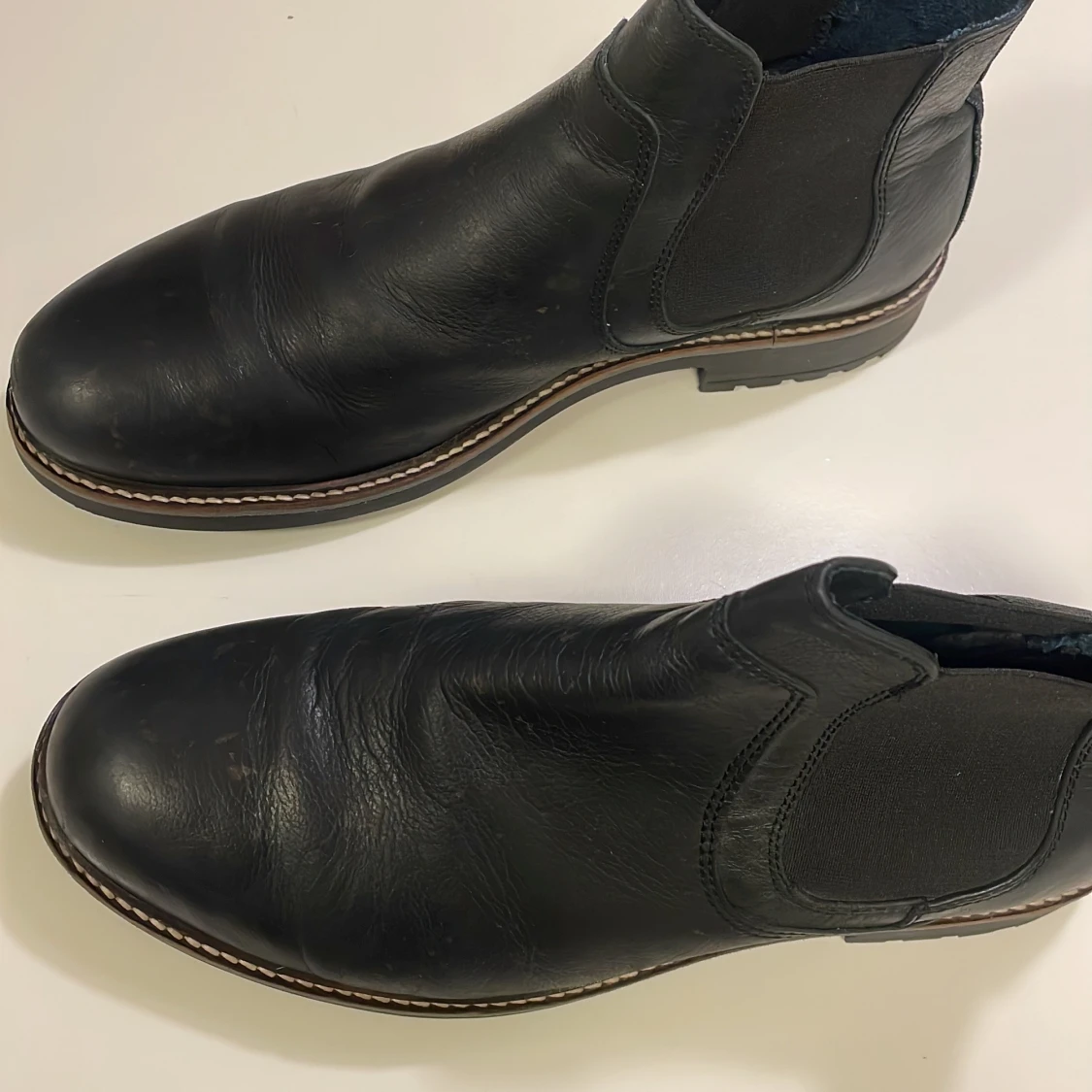 Svarta chelsea boots i skinn från Bata  - 1