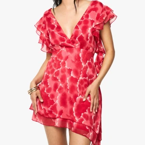 Klänning från Boohoo!!💗✨ - Säljer den snyggaste klänningen!!! Helt oanvänd med prislappen kvar och passar verkligen till alla tillfällen!!🤌🤌 Köptes för  500💗💗