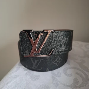 Louis vuitton bälte  - Hejsan, jag säljer en helt ny Louis Vuitton bälte som är 120 cm lång