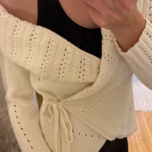 Stickad knytkofta - Gulligaste vintage koftan med knyte, lite längre bak men men brukar vika in. Kommer inte till användning