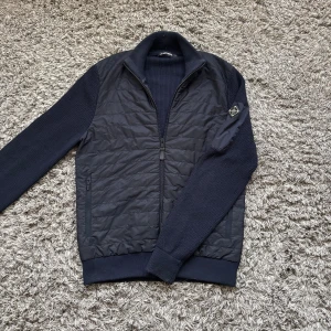 J Lindeberg cardigan - Säljer denna riktigt feta j Lindeberg hybrid cardiganen!⭐️Storlek S passar S / NYPRIS = 3000kr!🤝Skick : 9,5/10!🙌Hör gärna av er om ni har funderingar!👍