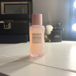Glow Recipe Watermelon Glow Toner 40ml - Glow Recipe Watermelon Glow PHA+BHA Pore-Tight Toner i en söt rosa plastflaska på 40 ml. Tonern har en lätt rosa nyans och är perfekt för dig som vill ha glow och fräsch känsla. Flaskan har en vågig design och ett rosa lock.