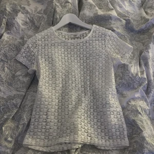 Vit spetsblus från Jacqueline de Yong - Säljer en söt vit blus från Jacqueline de Yong i storlek XS. Blusen är helspets med korta ärmar och rund halsringning. Perfekt för dig som gillar romantisk stil och vill ha något luftigt och lätt till sommaren.