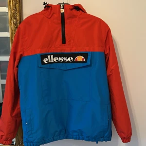 Ellesse - Vinter/höst Jacka  - Super cool Ellesse skid jacka. Använt 2 dagar på skidresa och sedan aldrig använt. Väldigt varm och hållbart material. 