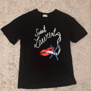 Saint Laurent T shirt - Jävligt fet saint Laurent tisha || Knappt använd || Storlek S passar || Hör av dig för fler frågor eller bilder ||