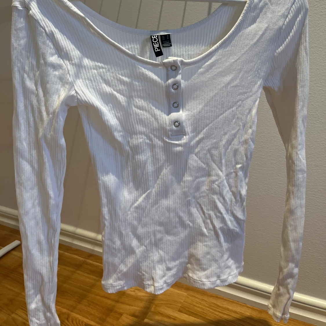 Vit ribbad långärmad topp från PIECES - 2