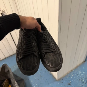 Svarta sneakers från Hugo Boss - Snygga svarta sneakers från Hugo Boss med coolt grafiskt mönster och tydlig logga på hälen. Limited Edition modell köpt i Spanien.