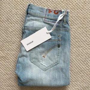 Dondup George helt nya  - HELT NYA Dondup George skinny fit, storlek W31, MEN modellen bär W32 och är 180 cm 75 kg. Mått A: 38 cm. B: 102 cm. Väldigt snygga och sköna! Väldigt bra pris med tanke på att dom är helt nya med nypris på ungefär 2600 sek. Kom gärna med frågor! ✌️