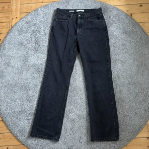 Svarta raka jeans från Mango, Matilda - Svarta jeans från MNG Matilda med klassisk fyraficksdesign och raka ben. Jeansen har hög midja och är tillverkade i ett mjukt bomullsmaterial med lite stretch för extra komfort. Skit snygga, dock lite för stora i midjan nu, därför säljer jag dessa. 