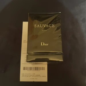 Dior Sauvage Elixir 100ml parfym - Sauvage Elixir från Dior, helt ny och oöppnad i originalförpackning. Perfekt för dig som vill ha något exklusivt och trendigt.