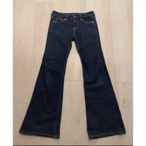 Bootcut jeans i mörkblå denim, strl 34 - Snygga bootcut jeans i mörkblå denim🩷🩷💗 low waisted