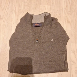 Morris Quarter Zip - Snygg stickad tröja från Morris i 100% merinoull. Tröjan har en half zip-dragkedja vid halsen och en liten broderad logga på bröstet. Perfekt för dig som gillar klassisk stil med en modern touch. Hör av er vid frågor och skicka gärna prisförslag🙌🏼
