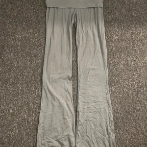 Gröna wide byxor från Gina Tricot - Snygga gröna byxor från Gina Tricot i mjukt och stretchigt material. Modellen är lågmidjad med bred linning som är nervikt på bilderna. Perfekta att matcha med en crop top eller hoodie.