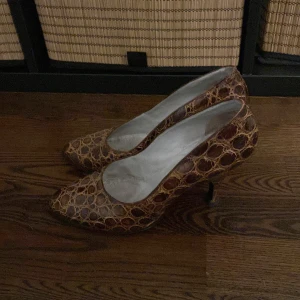 Eleganta klackskor - Säljer dessa vintage klackskor eftersom att jag inte kan gå i klackskor. De är använda men varit väl omhändertagna, de är väldigt gammla och har därför inget märke men de är väldigt fina och funkar perfekt! Skriv för fler bilder!