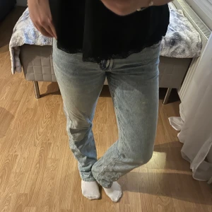 Straight jeans H&M - Jättefina jeans från H&M med medelhög midja och raka ben!💕