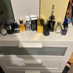 parfym samling  - Kom med bud på parfymer köper du fler blir de billigare!