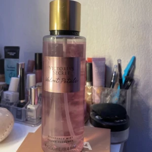 Victoria's Secret Velvet Petals Mist - Fragrance mist med 250 ml volym. Velvet Petals har en fräsch vibe med inslag av lush blooms och almond glaze. Perfekt för dig som vill ha en lätt och ungdomlig doft att spraya på när som helst.