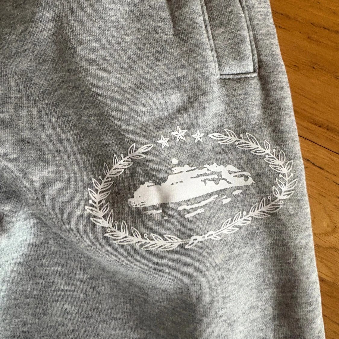 Grå mjukisbyxor och tröja från Corteiz - 2