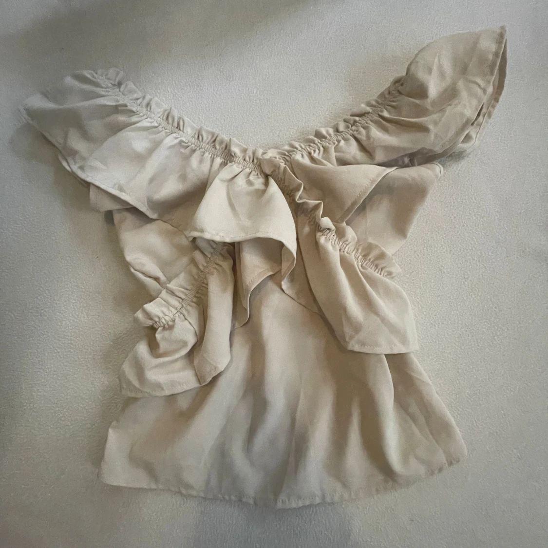 Beige offshoulder blus med volang