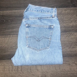 Replay jeans  - Replay jeans med klassisk rak passform och hög midja. Jeansen har öppna benslut. JAG SKICKAR EJ FLER BILDER NÄR JAG BÄR JEANSEN! för storleksguide hänvisar jag till måtten och för bättre inblick i passformen rekommenderar jag att googla på modellnamnet. Jeansen kan vara uppsydda utan att jag noterat det så kolla måtten noggrant :)  midja 37cm, längd 93cm. S3