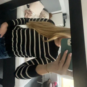 Randig svartvit tröja Vero Moda - Säljer en svart långärmad tröja från Vero Moda med vita horisontella ränder. Tröjan har en klassisk rund halsringning och är i mjukt material som passar perfekt till jeans. Enkel och stilren design som funkar året runt.