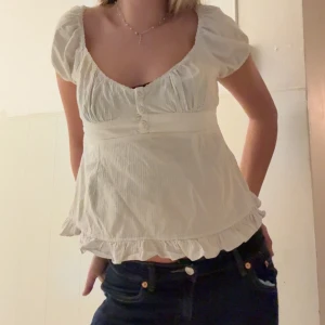 Blus från Brandy Melville - Jätte gullig blus från brandy melville. Köpt för ca 1 år sen men har knappt kommit till användning. Passar perfekt till ett par jeans eller kostymbyxor. Hör av dig om du vill ha fler bilder!💕