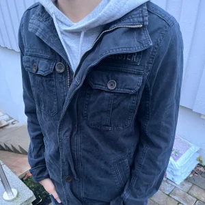 Hollister fieldjacka - Säljer en extremt snygg mörkblå utilityjacka från Hollister. Hör av er vid funderingar