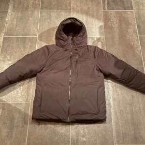 Svart sail racing jacka  - Jag säljer denna pågrund av att jag har en ny jacka som jag gillar mer och denna går för nypris 3499kr och vill bli av med den fort för jag behöver pengar till mitt körkort tveka inte på att höra av dig vid intresse! Pris kan sänkas