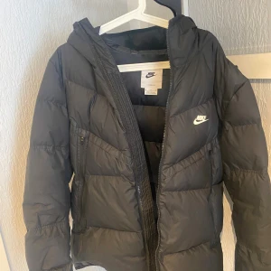 Nike windrunner jacket - Nike windrunner jacket säljs pågrunf att den inte går till använding och användes endast i 3 månader. Ser ut som helt ny, inga fläckae och hål och inget sönder