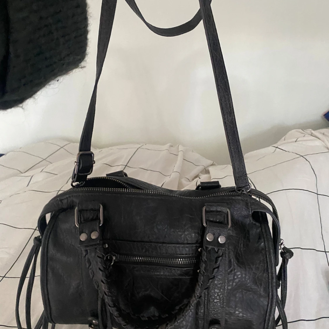 Svart axelväska med flätade handtag - 1