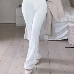 Vera tall kostymbyxor från bik bok - Storlek 36 och är i tall dem passar 175cm+ tjejorna, det brunna går och tvätta bort och det syns inte på mig som är 177 cm då byxorna är så pass långa att dom släppar men där emot säljer jag dom pågrund av att dom är för små!