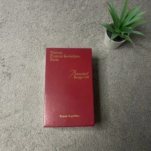 Maison Francis Kurkdjian Baccarat Rouge 540 - Baccarat rouge 540 (70ml) Skick: 10/10 Pris: 1500kr💵 Frakt: Fraktas samma dag, anländer vid ditt hus inom 3-4 arbetsdagar🚚