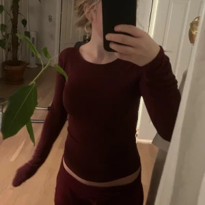 Vinröd långärmad tröja Gina Tricot - Supersnygg vinröd långärmad tröja från Gina Tricot i storlek XS. Modellen är tight och har en rund halsringning. Perfekt att styla med jeans eller kjol för en clean look. Materialet är mjukt och stretchigt, troligtvis bomull eller polyester.