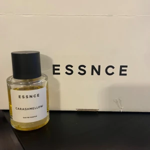 ESSNCE Carashmellow Eau de Parfum - Carashmellow från ESSNCE är en Eau de Parfum med stilren design. Perfekt för dig som vill sticka ut med en modern och trendig parfym. Flaskan är enkel att ta med och passar dig som gillar att testa nya dofter.