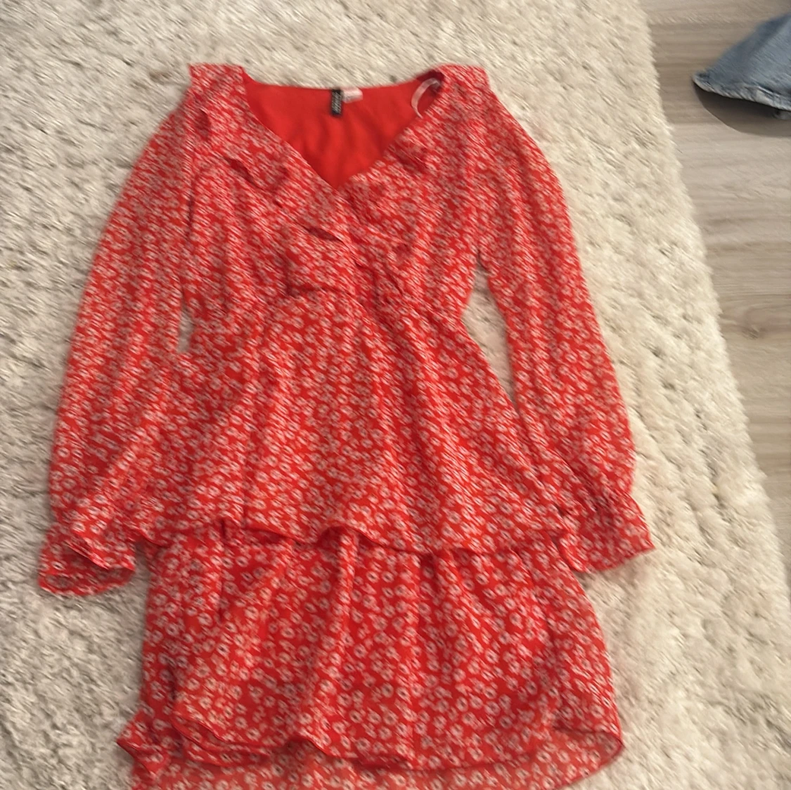 Röd blommig kortklänning H&M Divided