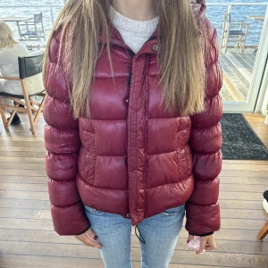 Eftertraktad Superdry jacka röd  - Säljer min trendiga superdry jack! Storlek S, sann till storlek. Inga defekter alls är super varm och skön, fryser inte i den. Säljer eftersom jag vill ha en annan jacka 🥰 