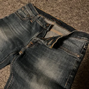 Nudie Jeans - Perfekt skick, som helt nya. Strl 29/34 men passar som 30/32. Modell: Long John. Riktigt snygg tvätt! Hör av dig vid funderingar 👍