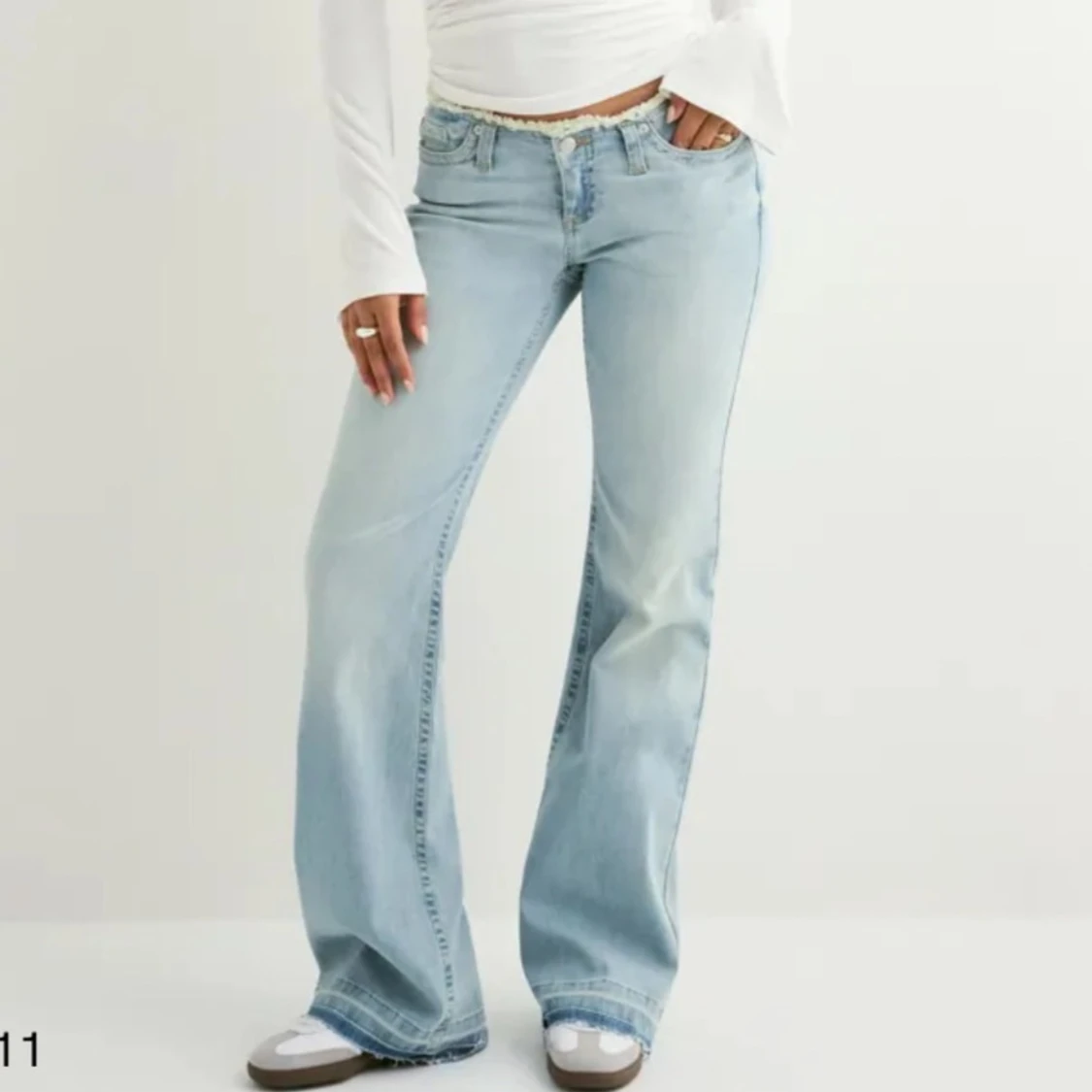 Ljusblå bootcut jeans
