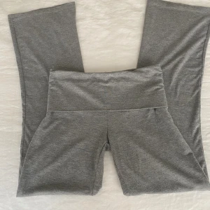 Gråa yoga pants från Gina Tricot  - Fint skick storlek 146-152
