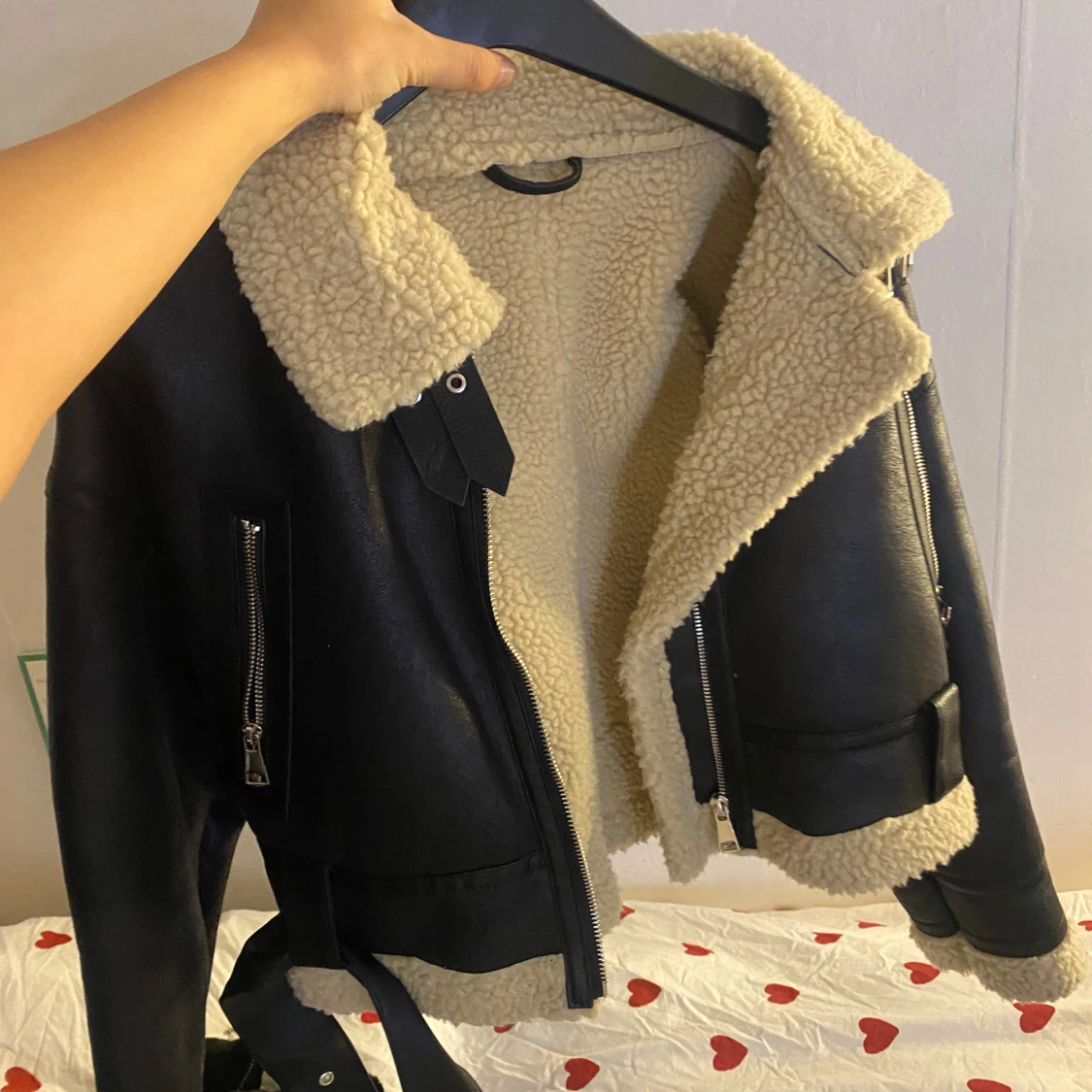 Svart pälskantad bikerjacka med bälte - 1