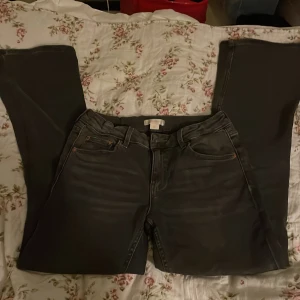 Svarta bootcut jeans Gina Tricot - Snygga mörkgråa  jeans från Gina Tricot i storlek 152. Modellen har klassisk femficksdesign, raka ben med bootcut och normal passform. Jeansen är tillverkade i mjukt denimtyg och har en stilren look som passar till många olika outfits.