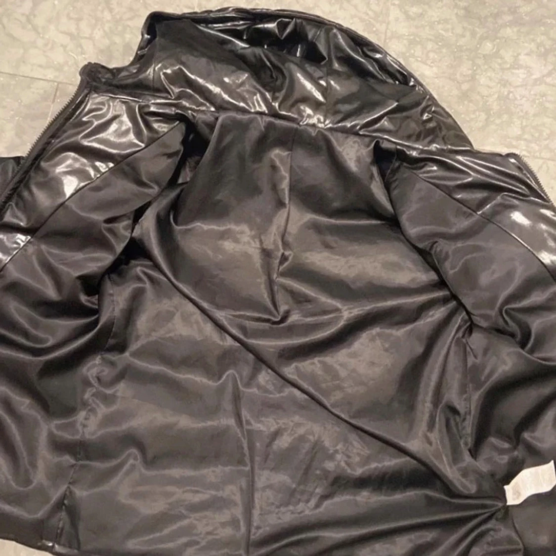 Svart glansig pufferjacka med huva - 2