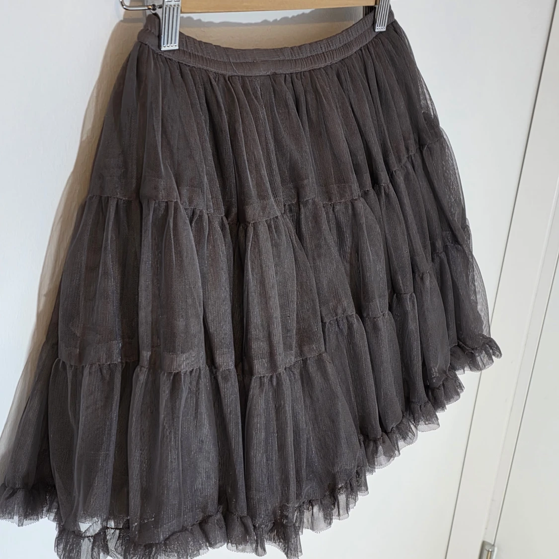 Mörkgrå volangkjol från Mothercare - 1