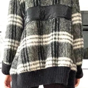 Mohair-hårig jacka med paljetter S - Cool lyxig och unik kvalitetsjacka passar höst och vår. Nypris 7000 kr (700 €). Rutig hårig i ull mohair och alpacka med paljett-band. Storlek svensk 36 (märkt italiensk storlek 40). Från kvalitetsmärket Tricot Chic. Italienskt premium-märke med hela tillverkningsprocessen förlagd i Italien.