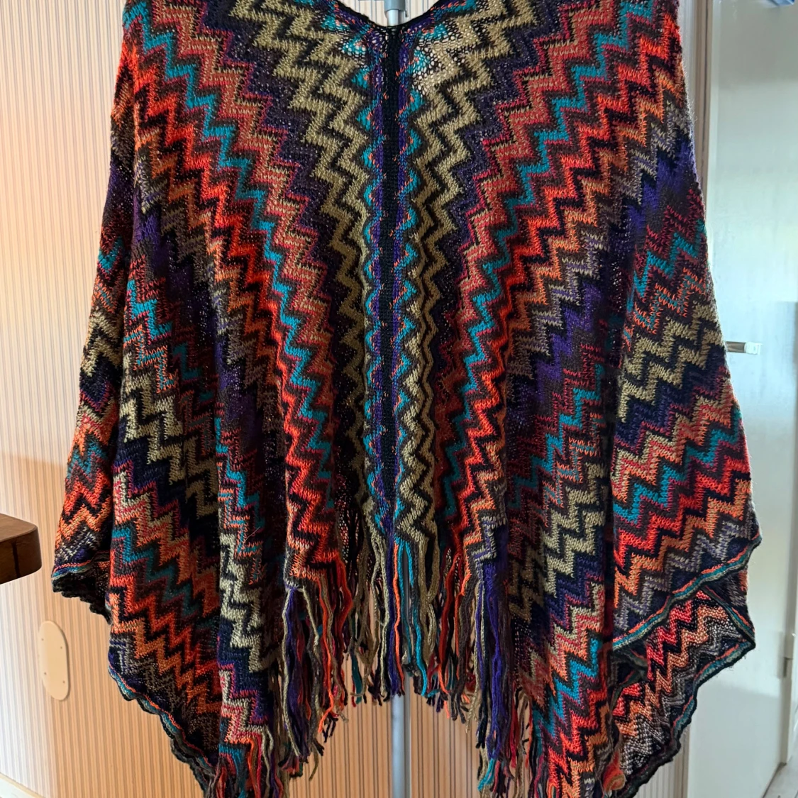 Färgglad stickad poncho med fransar - 2