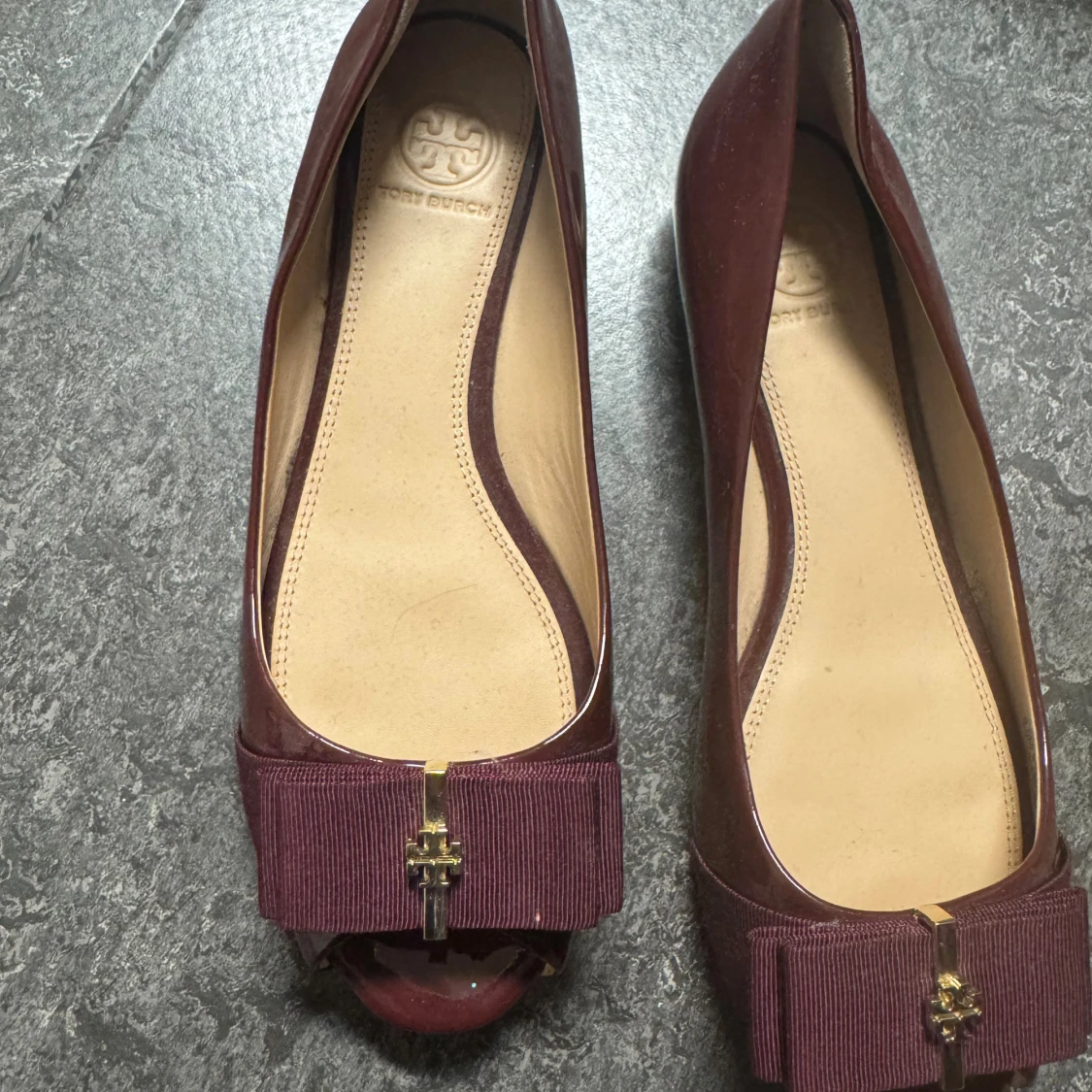 Vinröda pumps från Tory Burch - 2