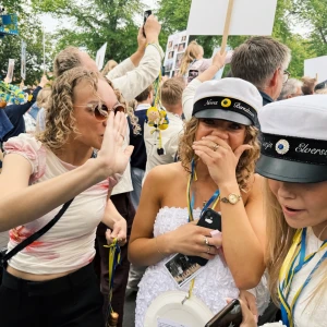Vit axelbandslös studentklänning med rosor - SUUPERfin studentklänning med 3D blommor och små stenar. Perfekt för student eller sommarfest, använd endast en gång så i superbra skick. Kostade 2000kr i nypris, därav priset🥰
