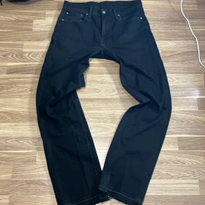 Levi's 502 svarta jeans W33 L34 - Svartas Levi's 502 jeans (flared) knappt använda köpte för ett långt tag sedan och har bara legat och samlat damm i ungefär ett år men fortfarande i bra skick