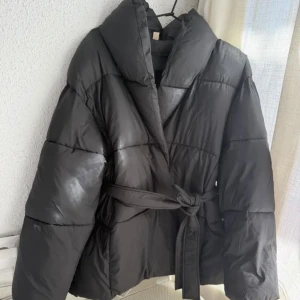 Puffer jacka  - Svart pufferjacka i storlek M, nyskick (använd en gång). 
